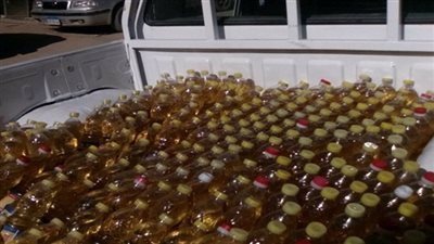 ضبط 1200 زجاجة زيت تحمل علامة تجارية مقلدة في بورسعيد
