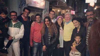 محمد رجب يزور فريق عمل مسلسل «السر» خلال التصوير