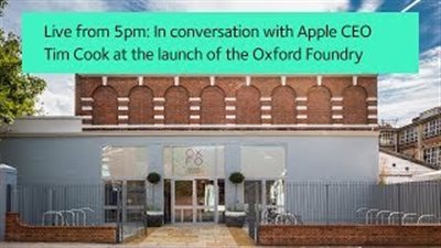 فيديو يظهر الرئيس التنفيذي لشركة أبل تيم كوك يحمل آي فون X