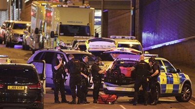 بالفيديو .. بريطانيا تغلق مركزًا للتسوق في مانشستر وسط فرار المواطنين