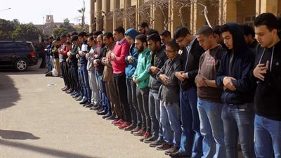 طلاب هندسة الإسكندريةّ يؤدون صلاة الغائب على زملائهم ضحايا حادث نويبع