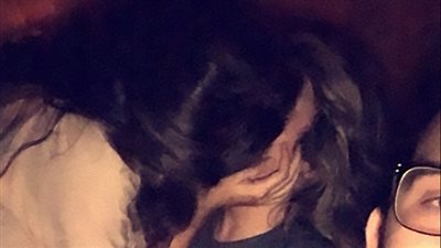 شاب يلتقط «سيلفي» لحظة خيانة حبيبته له دون أن تراه (صور)