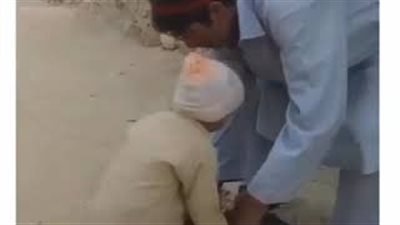 رد فعل غير متوقع لطفل لحظة ذبحه دجاجة (فيديو)