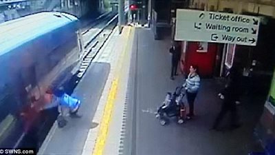 بالصور.. امرأة محظوظة تخلص نفسها من قطار يسحلها