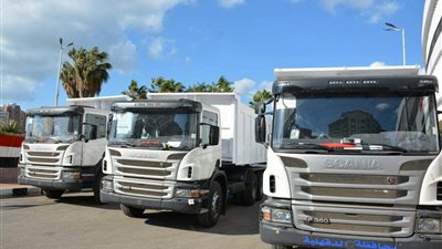 بالصور.. توزيع سيارات نظافة جديدة على أحياء الدقهلية