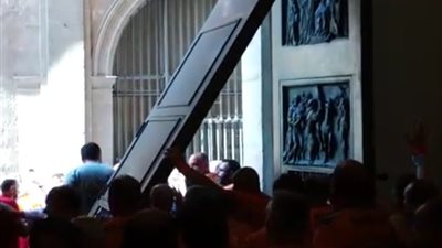 بالفيديو.. لحظة سقوط باب كاتدرائية على سيدة في حفل ديني