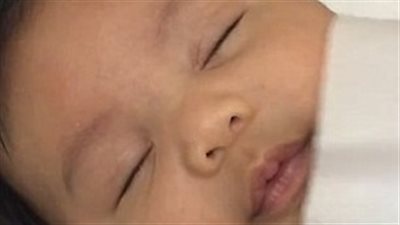 أفضل طريقة لتنويم الطفل في أقل من دقيقة (فيديو وصور)