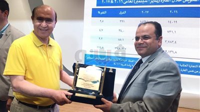 الاتحاد العربي لإعداد القادة يهدي مميش أول عدد من جريدة الأهرام