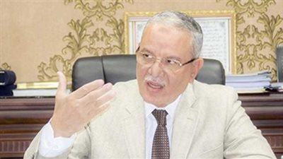 محافظ المنيا يسلم جهاز عروسة لفتاة يتيمة خلال اللقاء الجماهيري