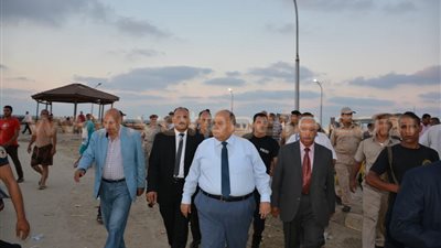 بالصور.. محافظ الدقهلية يوقف مسئولي شاطئ جمصة عن العمل