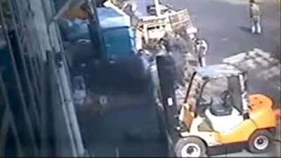 بالفيديو.. لحظة سقوط صندوق حديد على شخص