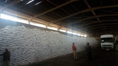 بالصور.. وصول شحنة أرز هندي ميناء دمياط لمواجهة المحتكرين