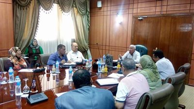 محافظ بورسعيد يبحث مع المطاعم إقامة منافذ بيع لطلبة المدارس