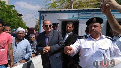 بالصور.. مدير أمن الإسماعيلية يوزع عبوات غذائية على الأسر الفقيرة