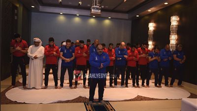 الأهلي يؤدي صلاة الجمعة بفندق الإقامة بالعين