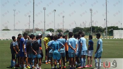 بالصور.. محمود العارف يقود تدريبات المقاولون 2002