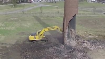 بالفيديو.. لحظة سقوط مدخنة أعلى رافعة حاولت هدمها