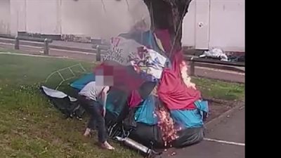 بالفيديو.. رجل يشعل النيران في خيمة مشرد