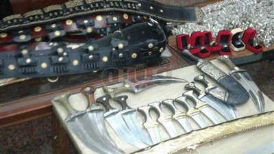 ضبط ترسانة أسلحة بيضاء بحوزته أمريكي بمطار القاهرة (صور)