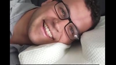 أحدث وسادة لنوم أصحاب النظارات (فيديو)