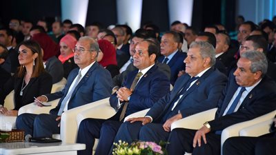 يوميات «السيسي».. يعمل 20 ساعة.. اتصال «السابعة صباحا» سيف على رقاب رجال الحكومة.. الشاي بالنعناع مشروبه المفضل.. ويواظب على تلاوة القرآن بالقصر