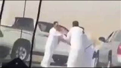 بالفيديو.. مشاجرة عنيفة على الطريق بالرياض بسبب الإبل
