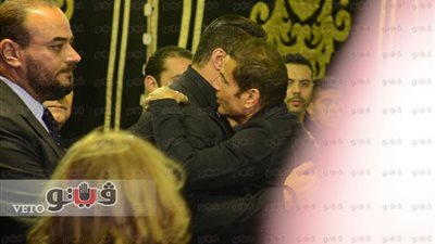بالصور.. عمرو دياب بنحافة ملفتة في عزاء والد خالد سليم