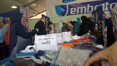 عروض خاصة وخصومات لشركات الملابس بمعرض القاهرة الدولي (فيديو)