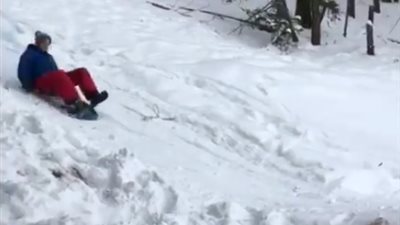 شاب يتعرض لسقوط مروع أثناء تزلجه على الجليد (فيديو)
