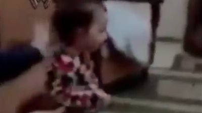 رد فعل غير متوقع لطفل صغير سمع مهرجان «إلعب يلا» (فيديو)