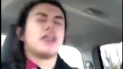 لحظة تعرض فتاة لضربة قوية في عينها (فيديو)