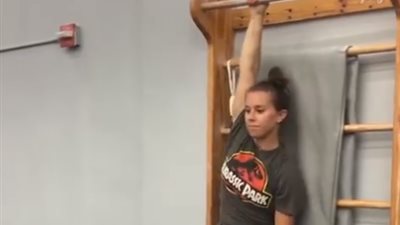 بالفيديو.. فتاة تثير ضجة بمواقع التواصل برفع جسدها بيد واحدة