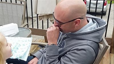 بالفيديو والصور.. رد فعل رسام يرى الألوان لأول مرة