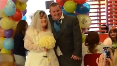 عروسان يقيمان حفل زفافهما في ماكدونالدز (فيديو)