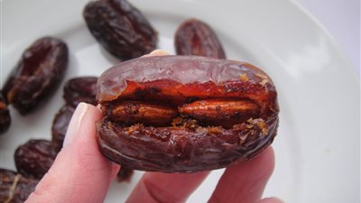 تعلمي طريقة عمل التمر المحشو بالمكسرات في رمضان