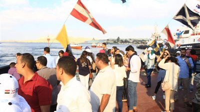 بالصور.. وفد شبابي في رحلة بحرية بقناة السويس الجديدة