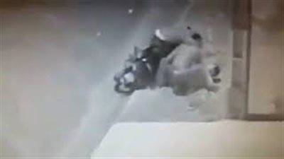 بالفيديو.. لصوص يلقنون رجلا «علقة ساخنة»