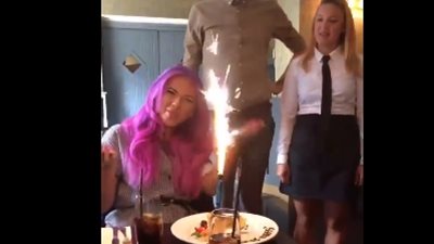 شاب يحتفل بعيد ميلاد حبيبته في كل مرة يخرج معها (فيديو)