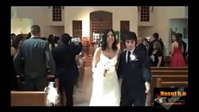 بالفيديو.. مصور يسقط في حوض مياه خلال حفل زفاف