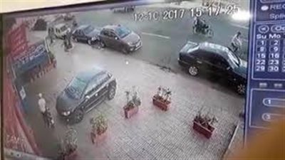 بالفيديو.. لحظة سرقة لص دراجة نارية من أمام محل صاحبها