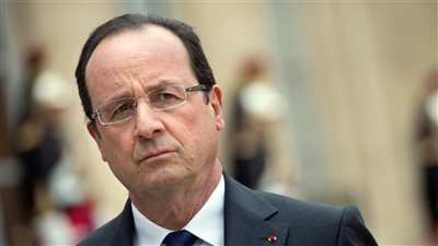 السفير الفرنسي يصل مطار القاهرة لاستقبال فرانسوا هولاند