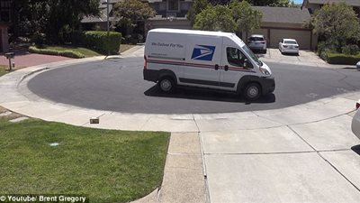 بالفيديو والصور.. صدمة رجل بسبب عامل توصيل طرد من أمازون