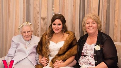 بالصور.. جدة تخطف الأنظار في حفل زفاف حفيدتها