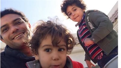 آسر ياسين ينشر صورته مع أبنائه