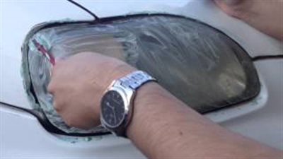 بالفيديو.. طريقة تنظيف كشافات سيارتك بـ 10 جنيهات