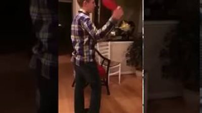 بالفيديو.. سقوط مروع لعجوز أثناء لعبها مع أحفادها