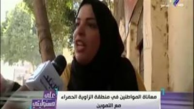 بالفيديو.. موظف يجبر سيدة على العودة لطليقها بسبب بطاقة التموين