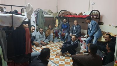 القوى العاملة تتفقد أحوال المصريين في حي الريان بالدوحة (صور)