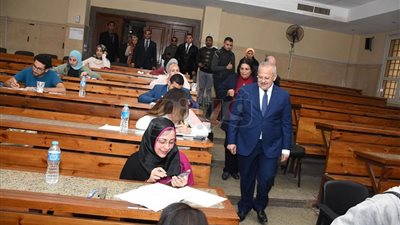 رئيس جامعة القاهرة يستعرض تقرير امتحانات الفصل الدراسي الأول