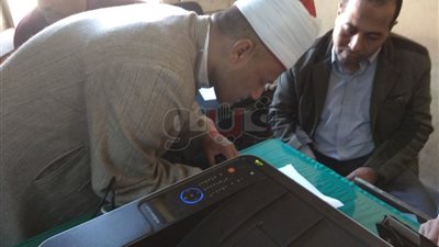 إقبال متوسط على مكتب الشهر العقاري بقنا لتحرير توكيلات الرئاسة (صور)